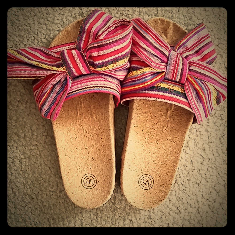 Cute Bow Sandals- Size 7